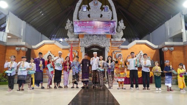 Penyerahan hadiah dalam rangka Bulan Bung Karno VII Tahun 2025 di Balai Budaya Dewa Agung Istri Kanya, Rabu (25/6).