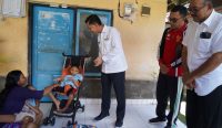 Bupati Satria menyerahkan bantuan sembako kepada penyandang disabilitas di Dusun Getakan, Desa Getakan, Kecamatan Banjarangkan, Rabu (18/6).