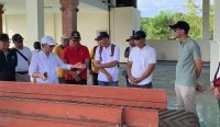 Bupati Klungkung, I Made Satria bersama Wakil Bupati Klungkung, Tjokorda Gde Surya Putra meninjau Tempat Olah Sampah Setempat (TPST) Jungut Batu Desa Lembongan