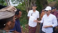 Peninjauan ke lokasi proyek pembangunan Bumi Perkemahan Bukit Tengah yang berlokasi di Desa Pesinggahan, Kecamatan Dawan, Kamis (12/6).