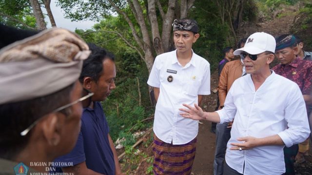 Peninjauan ke lokasi proyek pembangunan Bumi Perkemahan Bukit Tengah yang berlokasi di Desa Pesinggahan, Kecamatan Dawan, Kamis (12/6).
