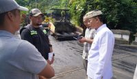 Bupati Satria saat memantau pekerjaan pemeliharaan berkala di Desa Bakas dan Tojan, Senin (9/6).