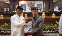 Bupati Satria saat menerima WTP Ke Sepuluh Berturut Turut Dari BPK RI