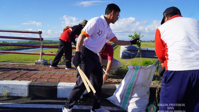 Kegiatan bersih sampah plastik bertempat di Jembatan Merah area Pusat Kebudyaan Bali (PKB) Klungkung