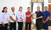 Bupati Satria saat menerima Penghargaan Trip Best 2025 Global 50 Water Fun Attraction dari Trip.com