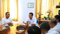Bupati Satria saat memimpin Rapat Koordinasi Terbatas Pensertifikatan Tanah Negara di Desa Jungut Batu Kecamatan Nusa Penida, (4/6).