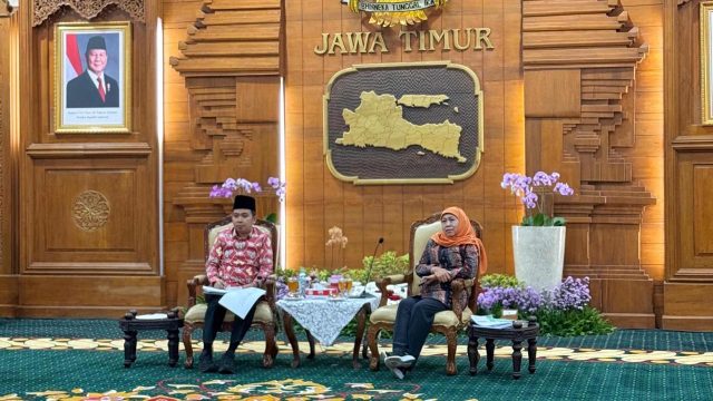 Gubernur Jawa Timur Khofifah Indar Parawansa bersama Bupati Jember Muhammad Fawait (Gus Fawait) membahas persiapan MTQ Jawa Timur 2025 di Gedung Negara Grahadi, Surabaya.