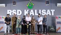 Bupati Jember Muhammad Fawait memberikan keterangan pers usai membuka program Pro Gus’e Peduli Kesehatan di RSD Kalisat, Selasa (5/8/2025), yang memfasilitasi ratusan operasi katarak gratis bagi warga.