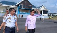 Bupati Jember Muhammad Fawait meninjau kesiapan Bandara Notohadinegoro jelang penerbangan perdana rute langsung Jakarta–Jember, 17 Agustus 2025.
