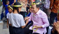 Bupati Jember Gus Fawait berinteraksi hangat dengan anak-anak dalam sebuah acara kebersamaan, mencerminkan kedekatannya dengan masyarakat.