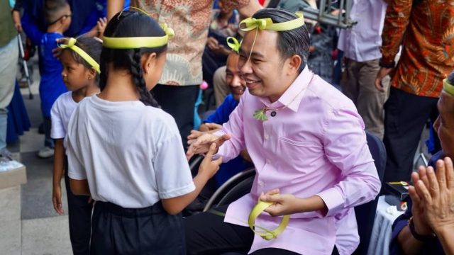 Bupati Jember Gus Fawait berinteraksi hangat dengan anak-anak dalam sebuah acara kebersamaan, mencerminkan kedekatannya dengan masyarakat.