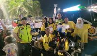 Para penyandang disabilitas Jember dengan penuh semangat menunjukkan sertifikat partisipasi usai berhasil menaklukkan Tajemtra 2025.