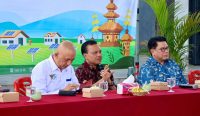 Sekda Bali Dewa Made Indra acara Peresmian Pembangkit Listrik Tenaga Surya (PLTS) Atap Desa Berbasis Energi Terbarukan di Kantor Perbekel Desa Banjarasem, Seririt, Buleleng, Rabu (27/8/2025). Foto: dok/Pemprov Bali