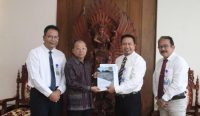 Rektor Universitas Udayana (Unud) Prof I Ketut Sudarsana saat menghadap Gubernur Bali Wayan Koster, Senin (11/08/2025). Foto: dok/Pemprov Bali.