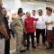 Gubernur Bali Wayan Koster (tengah, berbaju merah) berdiskusi dengan jajaran instansi terkait saat meninjau pelayanan Terminal Kedatangan Internasional Bandara I Gusti Ngurah Rai, Badung, Sabtu (23/8/2025). Peninjauan dilakukan usai rapat koordinasi peningkatan layanan bandara. Foto: tim/diksimerdeka.com