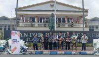 Bupati Jember Muhammad Fawait saat menyerahkan bantuan alat pertanian modern dalam agenda Pro Gus’e Update di halaman Kantor Bupati Jember, Kamis (28/8/2025).