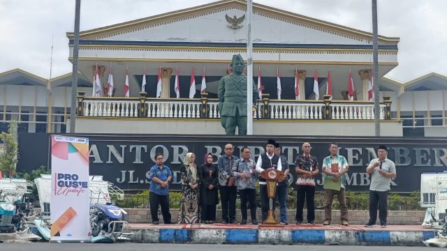Bupati Jember Muhammad Fawait saat menyerahkan bantuan alat pertanian modern dalam agenda Pro Gus’e Update di halaman Kantor Bupati Jember, Kamis (28/8/2025).