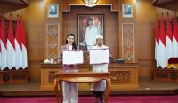 Gubernur Bali Wayan Koster dan Gubernur Maluku Utara Sherly Tjonanda menandatangani kerjasama di Jayasabha, Ssnin (04/08/2025). Foto: dok/Pemprov Bali.