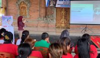 Penyuluhan tentang strategi pencegahan kolesterol tinggi kepada kader Posyandu Lansia Desa Sibanggede dalam kegiatan KKN Alternatif Fakultas Farmasi Unmas Denpasar.