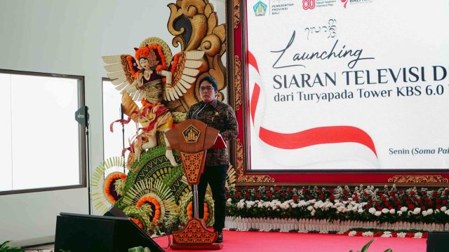 Wakil Gubernur Bali Nyoman Giri Prasta meresmikan Tahap dua siaran televisi digital di Turyapada Tower KBS 6.0 Kerthi Bali, Senin (18/08/2025). Foto: dok/Pemprov Bali