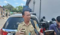 Pengawas Tenaga Kerja Disnaker Jatim, Hairuddin, memberikan keterangan terkait kasus kematian karyawan Rose Brand di Jember, Senin (25/8/2025).