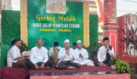 Para ustaz dan warga Pondok Panili melantunkan shalawat dalam rangkaian Grebek Maulid Nabi Muhammad SAW di Kelurahan Talangsari, Kaliwates, Jember, Jumat (5/9/2025).