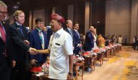 Gubernur Bali Wayan Koster berjabat tangan dengan delegasi internasional saat pembukaan CHANDI Summit 2025 di The Meru Sanur, Denpasar, Rabu (3/9/2025). Pertemuan budaya dunia ini dihadiri perwakilan dari 50 negara. Foto: tim/diksimerdeka.com