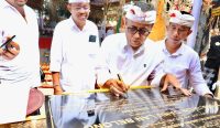Wali Kota Denpasar, I Gusti Ngurah Jaya Negara menghadiri dan menandatangani prasasti di Karya Pemlaspasan Kori Agung Pura Pasek Agung Tegal, Minggu, (7/9/2025). Foto: dok/Pemkot Denpasar