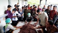 Wakil Gubernur Bali Giri Prasta saat melihat hasil olahan Koperasi Kerta Semaya Samaniya, Kecamatan Melaya, Kabupaten Jembrana, Selasa (9/9/2025). Foto: dok/Pemprov Bali