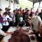 Wakil Gubernur Bali Giri Prasta saat melihat hasil olahan Koperasi Kerta Semaya Samaniya, Kecamatan Melaya, Kabupaten Jembrana, Selasa (9/9/2025). Foto: dok/Pemprov Bali