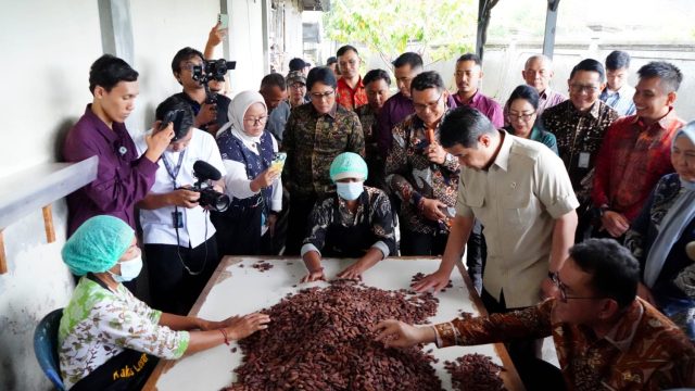 Wakil Gubernur Bali Giri Prasta saat melihat hasil olahan Koperasi Kerta Semaya Samaniya, Kecamatan Melaya, Kabupaten Jembrana, Selasa (9/9/2025). Foto: dok/Pemprov Bali