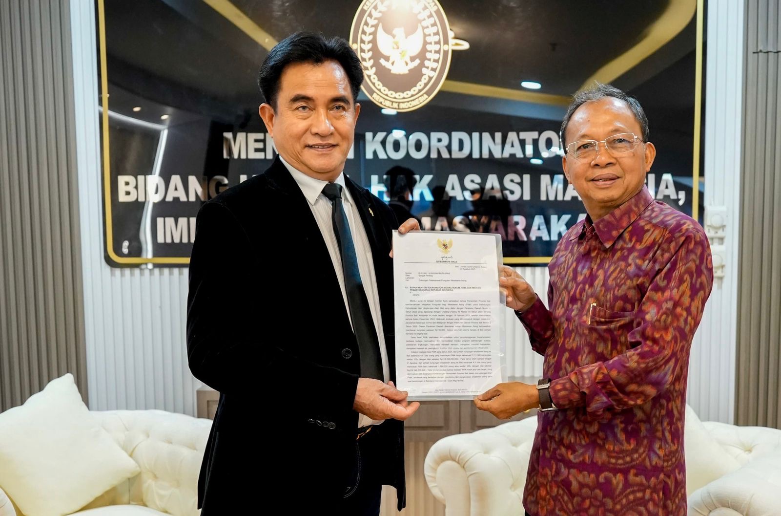 Gubernur Bali Wayan Koster saat bertemu Menko Hukum, HAM, dan Imigrasi di Jakarta, Senin (15/9/2025). Dalam pertemuan tersebut, Gubernur Koster menyampaikan usulan optimalisasi Pungutan Wisatawan Asing melalui dukungan imigrasi yang mendapat sambutan positif dari pemerintah pusat. Foto: tim/diksimerdeka.com