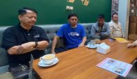 Spesialis kesehatan UNICEF, Armunanto, bersama perwakilan Pemkab Jember saat membahas penanganan KLB campak.