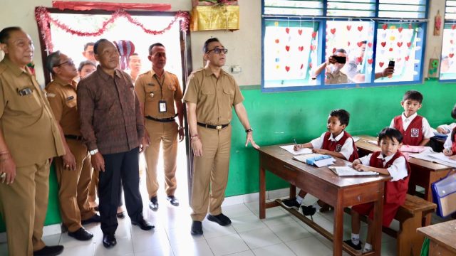 Wali Kota Jaya Negara meninjau langsung Gedung Sekolah Dasar (SD) Negeri 7 Peguyangan pada Senin (8/9/2025). Foto: dok/Pemkot Denpasar