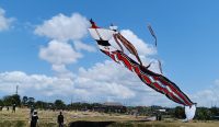 Layangan tradisional mengudara saat Bali Kite Festival. Foto: dok/Pribadi