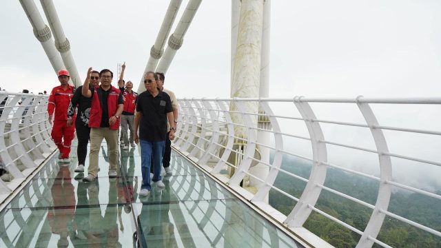 Gubernur Bali, Wayan Koster, meninjau langsung pembangunan tahap kedua Turyapada Tower di Desa Pegayaman, Kecamatan Sukasada, Buleleng, Sabtu (27/9/2025). Foto: dok/Pemprov Bali