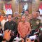 Gubernur Bali Wayan Koster bersama Menteri Lingkungan Hidup dan Kehutanan Hanif Faisol Nurofiq, Forkopimda Bali, serta sejumlah pejabat terkait memberikan keterangan pers usai rapat koordinasi penanganan banjir dan moratorium alih fungsi lahan di Gedung Kerthasabha, Denpasar, Sabtu (14/9/2025). Foto: tim/diksimerdeka.com