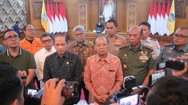Gubernur Bali Wayan Koster bersama Menteri Lingkungan Hidup dan Kehutanan Hanif Faisol Nurofiq, Forkopimda Bali, serta sejumlah pejabat terkait memberikan keterangan pers usai rapat koordinasi penanganan banjir dan moratorium alih fungsi lahan di Gedung Kerthasabha, Denpasar, Sabtu (14/9/2025). Foto: tim/diksimerdeka.com