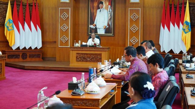 Gubernur Bali Wayan Koster memimpin Rapat Evaluasi Tim Kerja Percepatan Pelaksanaan Pembatasan Plastik Sekali Pakai dan Pengelolaan Sampah Berbasis Sumber, Rabu (3/9/2025). Foto: dok/Pemprov Bali