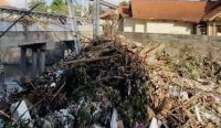 Sampah banjir di Tukad Nyar Ubung, tepatnya di Area Pura Dalem Batu Sri, Desa Dauh Puri Kaja, Sabtu (13/9/2025). Foto: dok/pribadi