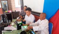 Petugas Disdukcapil Jember merekam data kependudukan lansia melalui program “Peduli Kamu” di Kecamatan Puger, Selasa (2/9/2025).