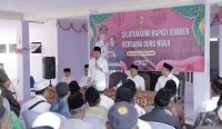 Bupati Jember Muhammad Fawait saat bertemu guru ngaji di Arjasa, memastikan insentif dan beasiswa segera dicairkan.