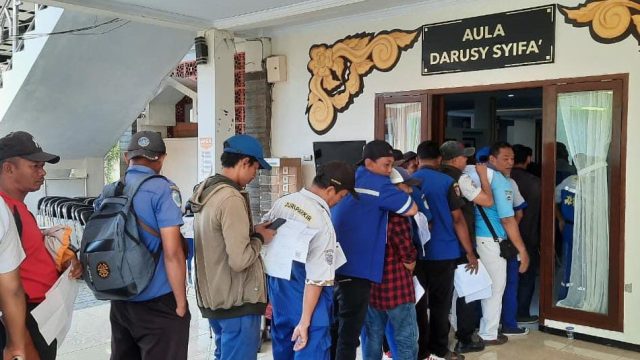 Para juru parkir antre mengikuti pemeriksaan kesehatan gratis di Aula Darusy Syifa’ RSUD dr. Soebandi Jember.