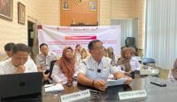 Kepala Disdukcapil Jember, Bambang Saputro, memaparkan inovasi pelayanan publik dalam desk evaluasi Zona Integritas menuju Wilayah Bebas dari Korupsi (WBK) di hadapan tim KemenPAN-RB, Rabu (3/9/2025).