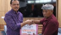 Sekretaris Daerah Provinsi Bali, Dewa Made Indra menyerahkan bantuan ke korban banjir, Senin (15/9/2025). Foto: dok/Pemprov Bali