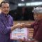 Sekretaris Daerah Provinsi Bali, Dewa Made Indra menyerahkan bantuan ke korban banjir, Senin (15/9/2025). Foto: dok/Pemprov Bali