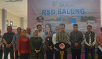 Bupati Jember Muhammad Fawait memberikan keterangan pers terkait penerbangan reguler Jember–Jakarta di RSD Balung.