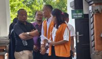 Liga Pelajar Jember 2025 Resmi Dibuka, Ajang Pencetak Generasi Bermental Juara JEMBER - Liga Pelajar Jember 2025 resmi dibuka melalui opening ceremony di Stadion Notohadinegoro, Kecamatan Patrang, Sabtu (6/9/2025), yang berlangsung meriah dan penuh semangat kebersamaan. Acara ini diikuti pelajar dari 48 SMPN, 39 SMAN, serta 15 MTS se-Kabupaten Jember. Ribuan peserta hadir memadati stadion dengan penuh antusiasme. Turut hadir Kadispora Jember, Dr. Drs. Edy Budi Susilo M.Si, Ketua Askab PSSI Abdulah Waid, Muspika Kecamatan Patrang, kepala sekolah, guru, hingga para pelatih sepak bola. Sebelum dimulai, seluruh pemain dipanggil ke lapangan. Ketua Askab PSSI, Kadispora, serta jajaran panitia memberikan sambutan sekaligus meresmikan pembukaan Liga Pelajar Jember. Ketua Askab PSSI, Abdulah Waid, menyampaikan permintaan maaf atas ketidakhadiran Bupati Jember. “Beliau tengah bertugas di luar daerah, namun sepenuhnya mendukung acara ini,” katanya. Ia menambahkan, ke depan Liga Pelajar Jember akan digratiskan. “PSSI Jember juga siap memberi subsidi bagi pelatih di setiap jenjang pendidikan. Ini wujud nyata dukungan bagi olahraga,” ujarnya. Kadispora Jember, Edy Budi Susilo, menekankan pentingnya olahraga bagi generasi muda. “Olahraga adalah sarana membangun kesehatan, karakter, sekaligus memperkuat persaudaraan di kalangan pelajar,” ucapnya di hadapan peserta. Ia menegaskan, tujuan liga ini bukan sekadar mencari pemain berbakat. “Lebih penting, ajang ini menanamkan nilai sportivitas, disiplin, kebersamaan, dan semangat pantang menyerah,” kata Edy. Dalam pesannya, Bupati Jember mengingatkan peserta agar selalu menjunjung tinggi sportivitas. “Menang atau kalah itu wajar, yang utama adalah mental juara dan kerja sama tim yang solid,” pesannya. Ia juga menambahkan, pengalaman bertanding di stadion besar merupakan kebanggaan tersendiri. “Nikmati prosesnya, karena pengalaman ini akan menjadi bekal berharga di masa depan,” imbuhnya. Selain itu, pemerintah mengapresiasi dukungan orang tua, guru, dan pelatih. Kadispora menyebut dedikasi mereka sangat penting dalam keberhasilan penyelenggaraan Liga Pelajar Jember. Dengan resmi dibukanya liga ini, diharapkan lahir generasi pesepak bola Jember yang berprestasi, berkarakter kuat, dan mampu membawa nama baik daerah di tingkat nasional maupun internasional.