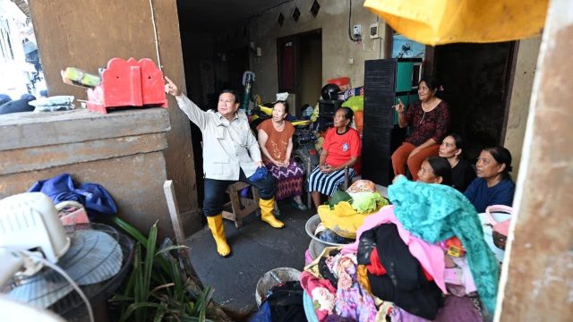 Presiden Republik Indonesia, Prabowo Subianto, menyambangi korban bencana banjir di Denpasar, Sabtu (13/09/2025). Foto: dok/Kementerian Sekretariat Negara