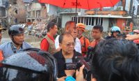 Gubernur Bali Waya Koster saat meninjau lokasi banjir di kawasan Pasar Badung, Rabu (10/9/25). Foto: dok/diksimerdeka.com